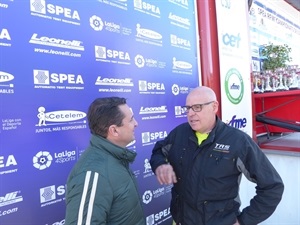 El expiloto Jordi Tarrés, leyenda del trial con 7 títulos mundiales, hablando con Bernabé Cano
