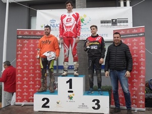 El nuciero Leo Noel Bainbridge en lo más alto del podium de TR2, con Sergio Villalba, concejal de Deportes