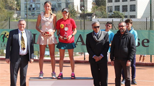 Lucía Llinares, de rojo, con su trofeo de campeona en modalidad individual