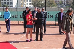 La tenista nuciera recogiendo su primer trofeo de campeona en un torneo internacional ITF sub 18