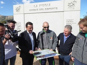 Serafín López, concejal de Empleo y Bernabé Cano, alcalde de La Nucía, junto a los monitores del Taller de Empleo en el futuro Centro BTT