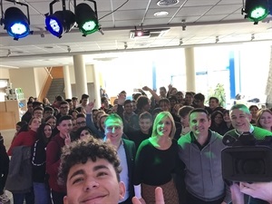 El rapero Manel Agredo realizó un selfie de la actividad "Soy Rapero" en el Centre Juvenil