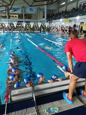 Los nadadores nucieros recibiendo instrucciones de su entrenador