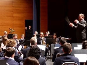 El director alcireño Albert Sánchez, en una de las piezas del concierto