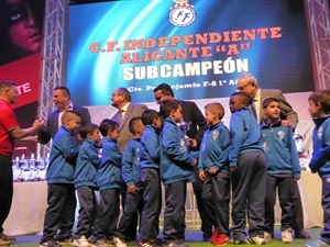 Los prebenjamines fueron los primeros en recibir su copa