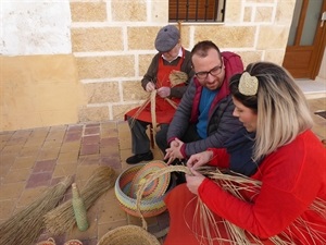 Koldo Arrastia entervistando a la nuciera Irene Urosa