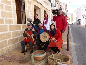 Los nucieros Francisco Martínez e Irene Urosa junto al equipo de TVE y Mª Jesús Jumilla, concejala de Juventud