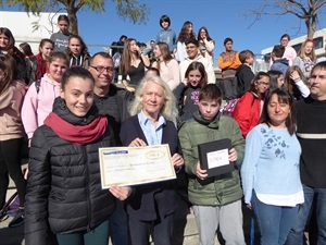 Dos alumnos del 1º ESO han sido los encargados de realizar la donación a Beatriz Pérez- Hickman, concejala de Bienestar Social