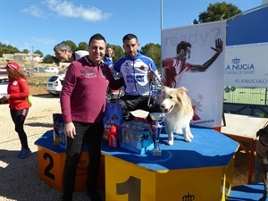 Javier Sánchez, ganador del IV Canicross de La Nucía SX, junto a su perro Zero y Sergio Villalba, concejal de Deportes