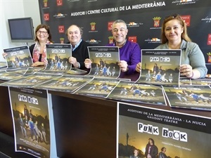 Presentación de "Punk Rock" con Manel Gimeno, director de Gaudint Teatre, Isabel Sosa, Protectora de Animales, Lina Cano, pta. AECC La Nucía y Pedro Lloret, concejal de Cultura.