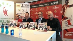 Presentación de la carrera con Pepe Brotons, grupo Brotons, José A. Benavente, pte. C.A. La Nucía, Corpus Sánchez, director. Escuela de Atletismo y Sergio Villalba, concejal de Deportes