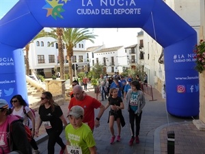 Salida de la XV Volta a Peu de Sant Vicent con senderistas de todas las edades