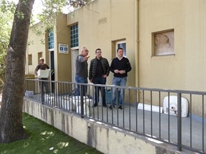 Pepe Cano, concejal de Participación Ciudadana y Bernabé Cano, alcalde de La Nucía visitando las obras en la zona de aseos del Parque de la Favara