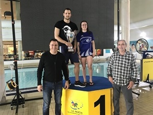 Tomás Valle Flores, pte. FNCV y Sergio Villalba, concejal de Deportes de La Nucía, entregaron los trofeos a los campeones