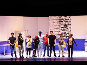 Los actores y actrices saludando al final de la obra junto a su director Manel Gimeno