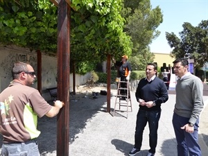 Bernabé Cano, alcalde de La Nucía y el concejal Miguel A. Ivorra, visitando la actuación el parque del carrer Alacant