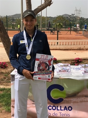 Lucía Llinares con su medalla y trofeo de campeona autonómica cadete
