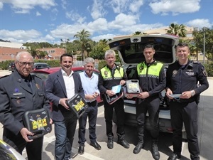 Serafín López, concejal de Seg. Ciudadana y Bernabé Cano, alcalde de La Nucía en la entrega de los desfibriladores portátiles a Policía Local y Protección Civil