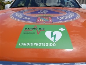 El coche de Protección Civil con la pegatina de cardioprotegido