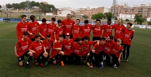 El Infantil "B" junto a sus entrenadores, celebrando el título liguero en Villajoyosa