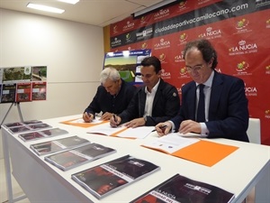 La firma se ha realizado en la sala de prensa del Pabellón Municipal Camilo Cano