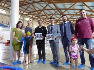 El Ayuntamiento de La Nucía y la Fundación de la Caixa recibieron un detalle en la última sesión de natación de este curso, por su colaboración