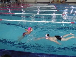 Alumnos del Secanet nadando en la Piscina Climatizada de La Nucía