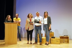 Manel Gimeno, director de Gaudint Teatre, recibió el premio de manos de Inmaculada Sánchez, alcaldesa de Santomera y Mª Jesús Férez, concejala de Cultura.