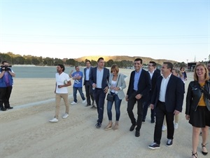 Bernabé Cano, alcalde de La Nucía y varios concejales del Ayuntamiento de La Nucía recorriendo la pista de atletismo, actualmente en ejecución