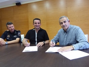 El convenio se ha firmado esta mañana en el Ayuntamiento de La Nucía con la presencia de Javier Burrueco, jefe de la Policía Local