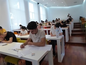 Estudiantes examinándose en la Seu Universitària de La Nucía