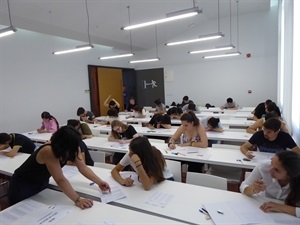 Los alumnos del IES La Nucía realizando el primer exámen en la Seu Universitària de La Nucía