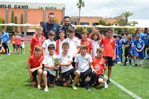 El Benjamín "A" del CF la Nucía quedó tercero, junto a Sergio Villalba, concejal de Deportes