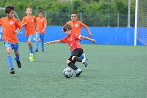 Un benjamín del CF La Nucía en su encuentro ante el Salesianos