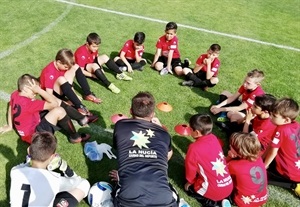 Guille Fernández dando instrucciones a su equipo Benjamín "B" durant el torneo