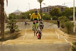 Mikel Pérez durante la prueba puntuable de San Vicente del Raspeig del Challenge de BMX