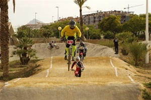 El Club de BMX continúa con su activa escuela