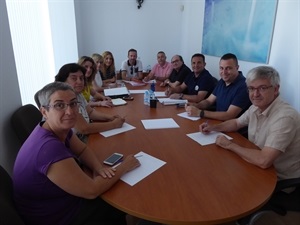 Bernabé Cano, alcalde de La Nucía, Pedro Lloret, Tenientealcalde y Sergio Villalba, concejal de Educación, junto a los Direcores de los centros educativos de La Nucía y representantes de AMPAS