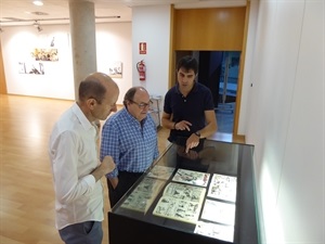 Durante la inauguración, Pedro Lloret, concejal de Cultura, Francesc Sempere, director de l'Auditori y Paco Linares, comisario de la muestra