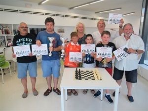 Los campeones con sus copas junto algunos participantes y Beatriz Pérez-Hickman, concejala de Tercera Edad