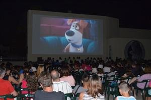 Todas las películas se proyectan al aire libre en la plaça dels Músics