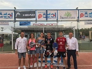 Las parejas campeonas del Autonómico de Pádel junto a Alejandro González, presidente de Padelpont La Nucía y Alfonso Monferrer, presidente de la Federanción Valenciana de Pádel