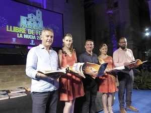 Presentació del Llibre de Festes 2018 con Àngela Company, reina 2017, Jero Arranz, futura reina 2017,  Juanjo González, pte. Majorals, Cristóbal Llorens, concejal de Fiestas y Bernabé Cano, alcalde de La Nucía