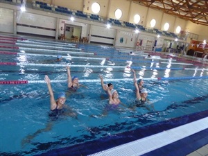 Con el campus se pretende perfeccionar a las nadadoras, así como iniciar a noveles que tienen su primera toma de contacto con este deporte