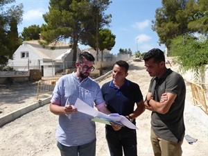 Bernabé Cano, alcalde de La Nucía, visitando la obra junto al técnico municipal y Miguel A. Ivorra, concejal de Urbanismo