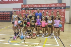 Sergio Villalba, concejal de Deportes, junto a las entrenadoras Tsveti Minerva y Ivka Georeva y alumnas del Campus de Gimnasia Rítmica