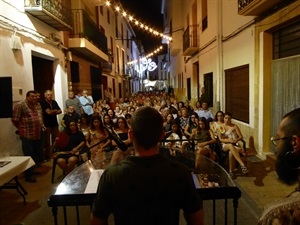 ContraColp recitando su poemario anoche en el carrer Major