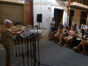 Poetas anónimos de todas las edades participaron en el "XIX Encontre de Poesia al Carrer"
