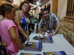 Jesús Navarro firmó ejemplares de "Els viatges de Mireia" al finalizar el acto
