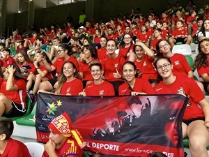 Los nuevos equipos femeninos del CF La Nucía estuvieron en Elche, viendo a "La Roja"